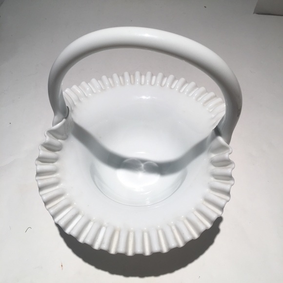 Milk glass (rare) basket with handle - Picture 2 of 4